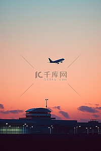层次的天空背景图片_黄昏时分，一架飞机飞越机场