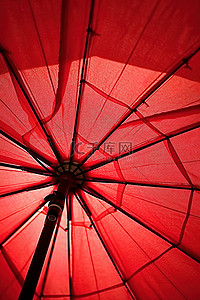 下雨伞背景图片_红色雨伞下有一把被阳光照亮的雨伞