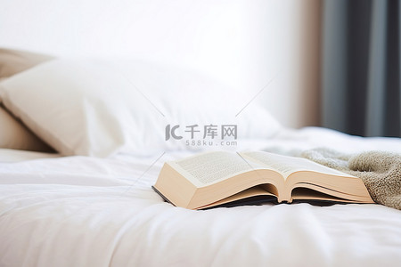 打开床上枕头旁边的书