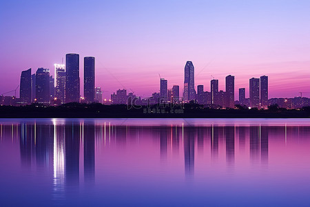 城市倒影背景图片_水面上有蓝色倒影的城市天际线