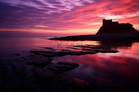 张家界旅游背景背景图片_这张图片是海洋和城堡上的日落
