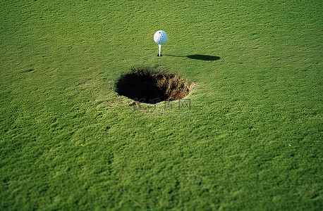 如何将十英尺高尔夫球杆洞推入果岭