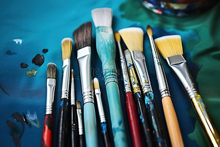 不同的画家用不同的颜色画笔