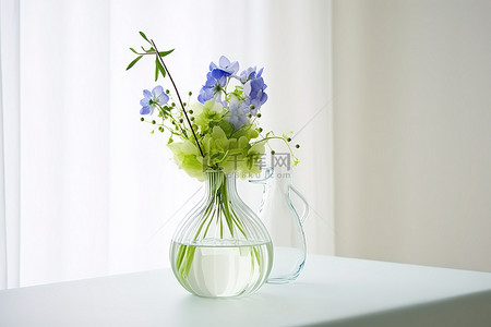玻璃花瓶里盛着蓝色的花