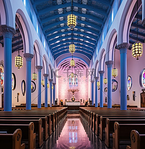 教堂内部设有蓝色彩色玻璃窗