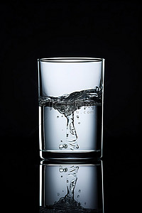 有水背景图片_一个黑色的玻璃杯，里面有水在流动