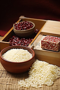 扣肉糯米饭背景图片_盒子里有藏红花米饭和一碗玉米