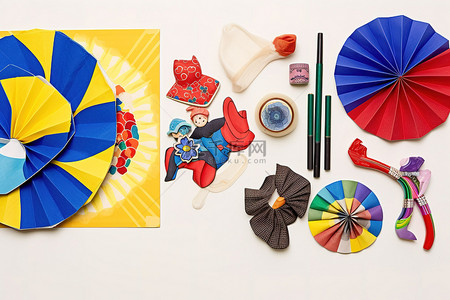 新年假期背景图片_桌子上放着彩色和服信封和纸娃娃