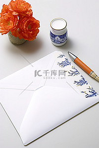 在白色桌子上的塑料物体旁边写邮件的信件