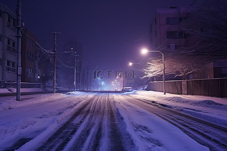 夜晚的雪背景图片_夜晚被雪覆盖的街道