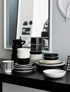 黑白相间的背景图片_桌子上有黑白相间的盘子和杯子
