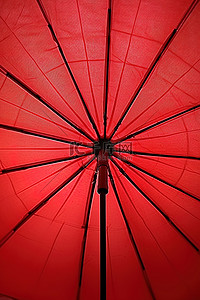 红色雨伞下有一把被阳光照亮的雨伞