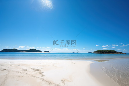 白色旅行背景图片_沙滩上白色的土地和清澈的蓝天