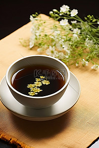 一碗汤背景图片_一碗汤，旁边是一个小盘子和鲜花