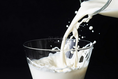 玻璃杯牛奶背景图片_牛奶从玻璃杯里倒出来