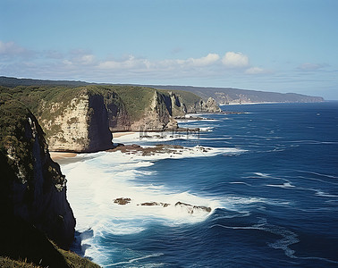 泡沫和海浪背景图片_广阔的海岸景观和大悬崖