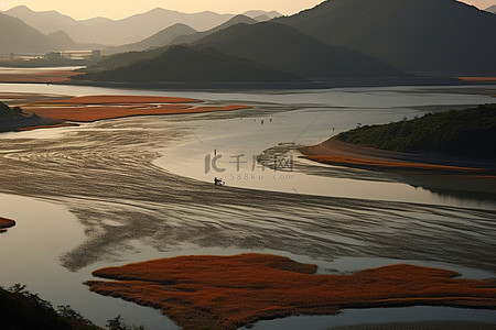 天安门会客厅背景图片_山上的湖岸，上面有一条河