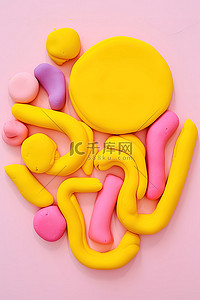 橡皮泥熊背景图片_带有字母 y 的粉色和黄色橡皮泥