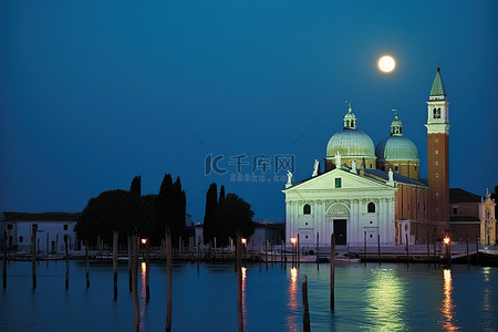 一座挂着灯笼的教堂，月亮照在水面上