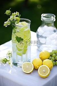 喝水步骤艺术字背景图片_桌上有柠檬和水果的水