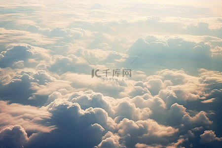 拍背景背景图片_云之上的天空 场景照片 飞机 天空 高云 天空云