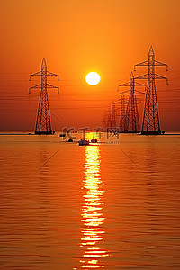 水和夕阳下的船和电塔的照片