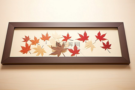小枫叶背景图片_一个小框架的照片，里面挂着落叶