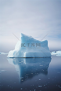 这张图片展示了冰山上的冰
