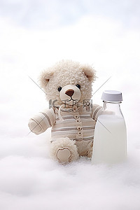瓶子坐在雪地上，里面有一只毛绒泰迪熊