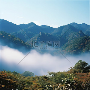 秋山背景图片_蓝色的秋雾飘过山峦