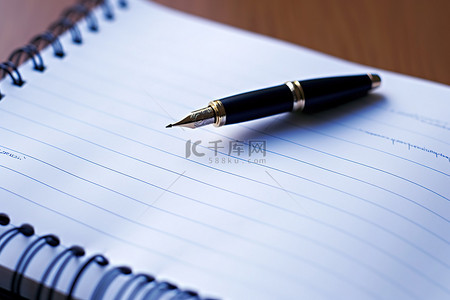 钢笔笔背景背景图片_笔记本顶部的一支笔