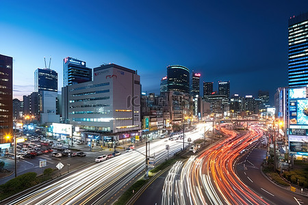 俯视夜景背景图片_黄昏时分，长时间曝光俯视首尔拥挤的街道