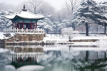 亚洲最古老的宝塔周围被雪覆盖的树木和水