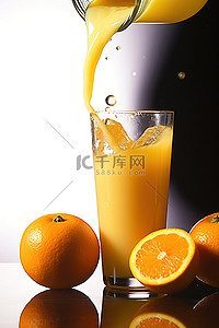 橙汁
果汁背景图片_橙汁与橙子一起倒入玻璃杯中