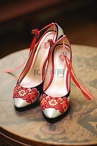 用中国传统艺术图案装饰您的婚礼的新娘鞋