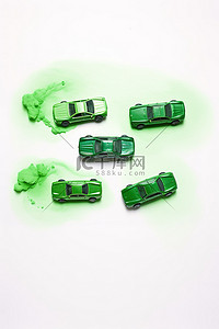 三辆绿色汽车，上面写着“绿色能源”