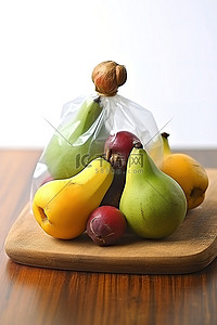 木板上塑料袋里的水果