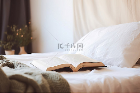 床上用品排版背景图片_床上放着一本书和枕头