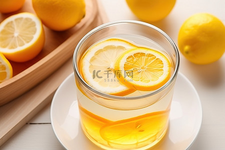 橙子和柠檬从白杯中切片，加蜂蜜和蜂蜜