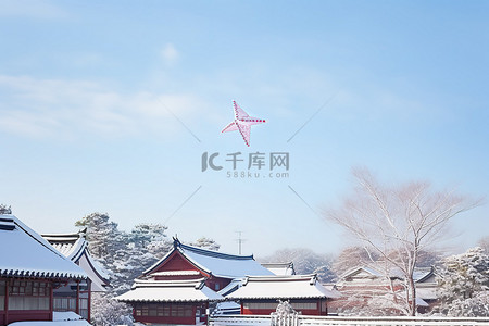 雪天树挂背景图片_风筝在雪天飞过房屋