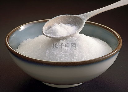 一勺白盐放在碗里