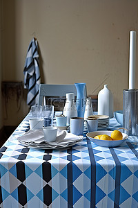 桌子有水背景图片_一张铺有蓝色和白色桌布的桌子