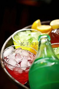 大碗冰块和不同颜色的饮料