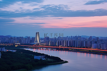 黄昏日出时的朝鲜市中心