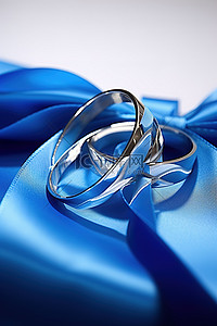 两条结婚戒指系着一条蓝丝带