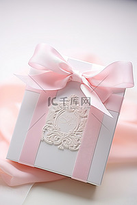 蝴蝶结标签背景图片_带有蝴蝶结和粉色丝带领带的白色礼品盒