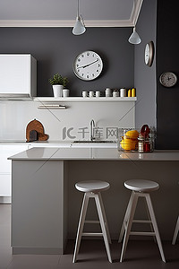 厨房配有白色和灰色橱柜凳子和时钟