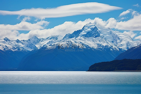 雪山湖景背景图片_从湖水中看到雪山