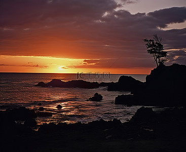 夏威夷海滩背景图片_夏威夷岛的日落 夏威夷岛 在海滩上拍摄照片