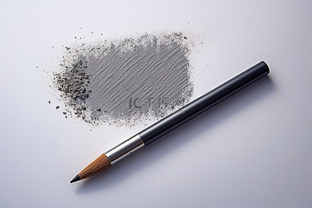 一支带有灰色化妆品污迹的铅笔